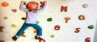 Παιδί κάνει αναρρίχηση με το kidsphysiotherapy.gr